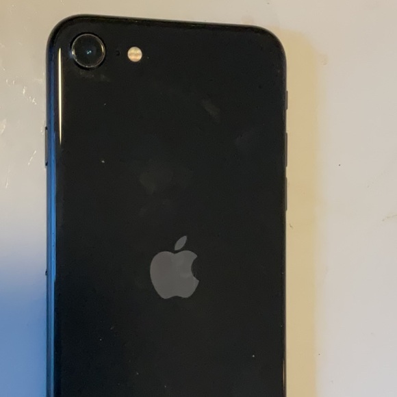 iPhone SE 2nd Gen 64GB. GUC case included plus charging chord. - Picture 3 of 4